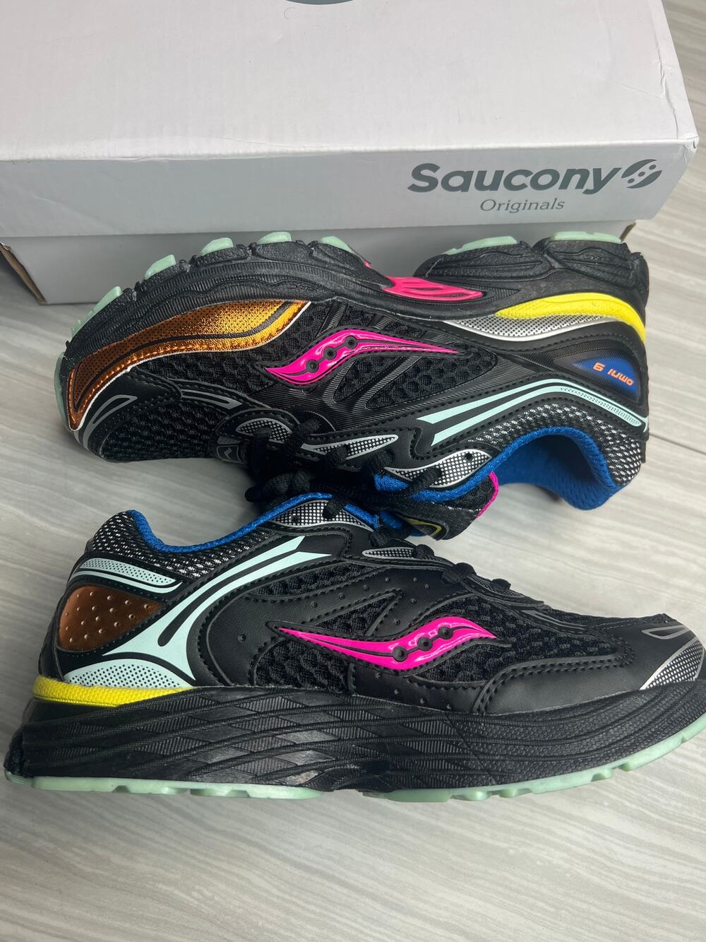 Saucony Omni 9 Kids Black Multicolor new with box size 4 M   SYF25AA9